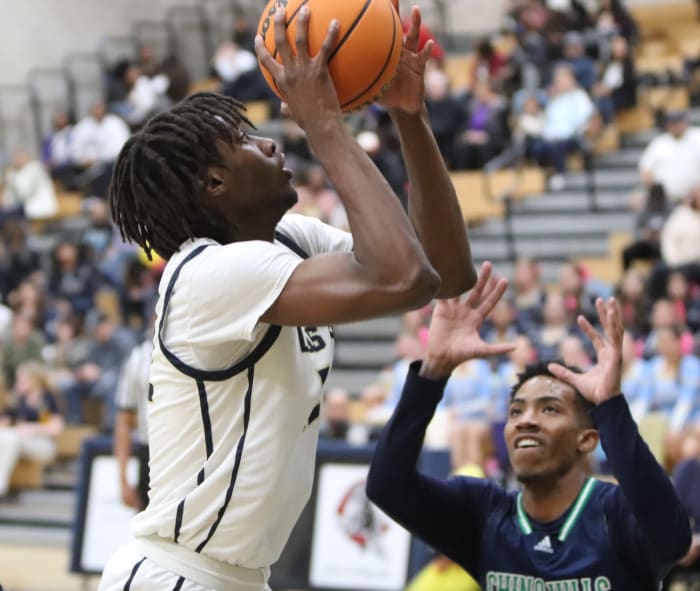 Grizzly forward Deacon Toliver eyes hoop. Photo: John Murphy